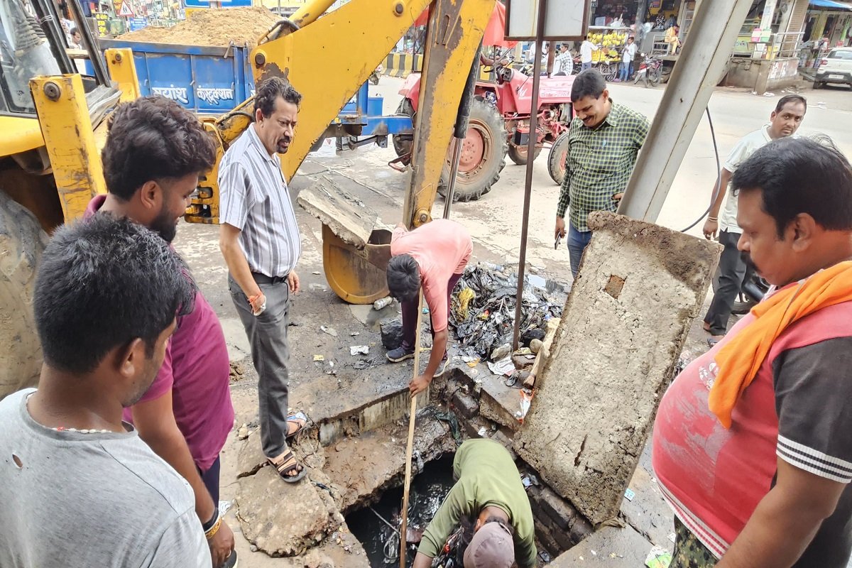 घंटे भर बारिश शहर के नालियों में उफान पालिका उपाध्यक्ष ने तत्काल की कार्यवाही