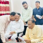 वार्ड में विभिन्न विकास कार्यों के लिए C.M को पार्षद ने साैंपा ज्ञापन