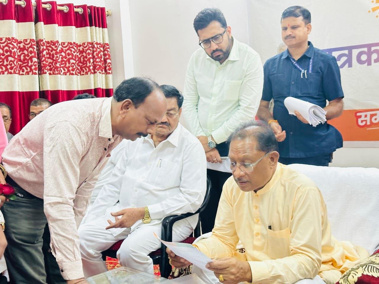 वार्ड में विभिन्न विकास कार्यों के लिए C.M को पार्षद ने साैंपा ज्ञापन