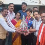 न पालिका उपाध्यक्ष देवीचंद राठी ने दिव्या रंगारीे का गुलदस्ता भेंट कर किया सम्मान